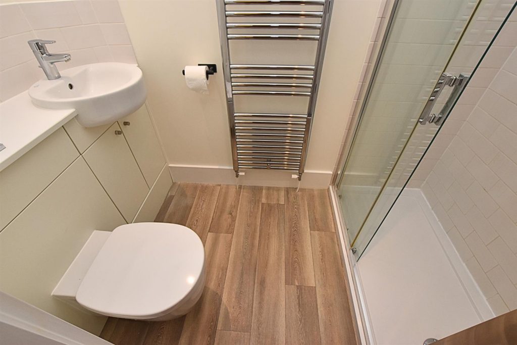 EN SUITE SHOWER ROOM