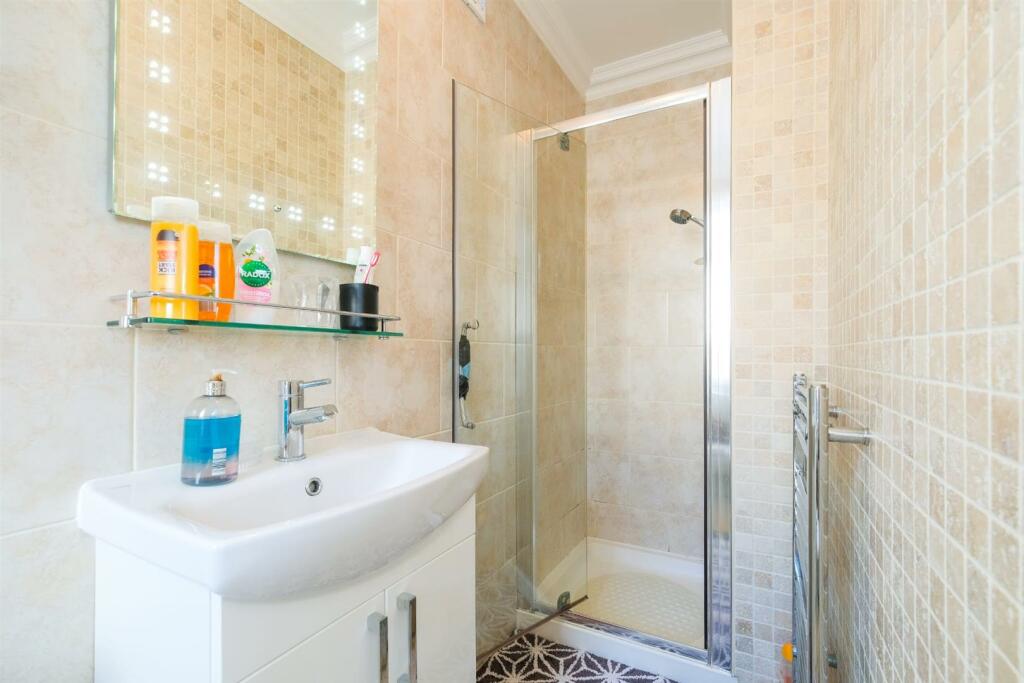 ground floor shower room wc.jpg