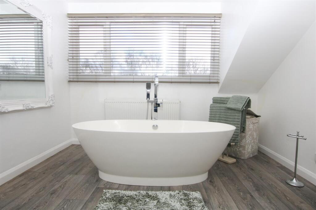 LUXURY HOUSE BATHROOM