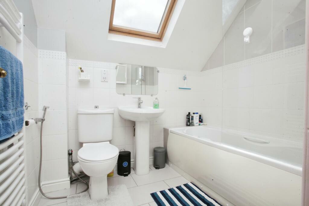 FAMILY BATHROOM TO FRONT