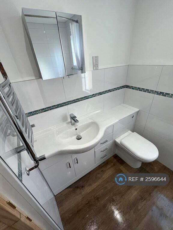 Bathroom Sink /Toilet