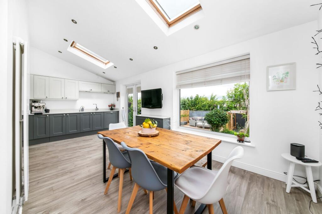 OPEN-PLAN DINING KITCHEN AND FAMILY ROOM