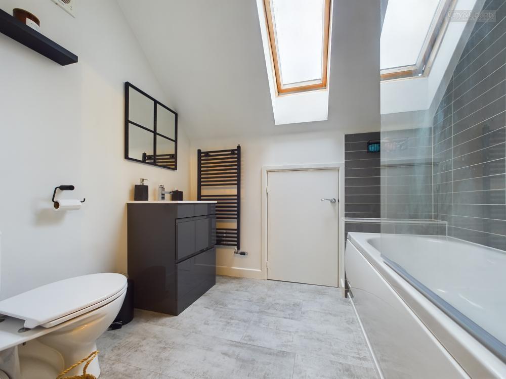 En-Suite To Master Bedroom