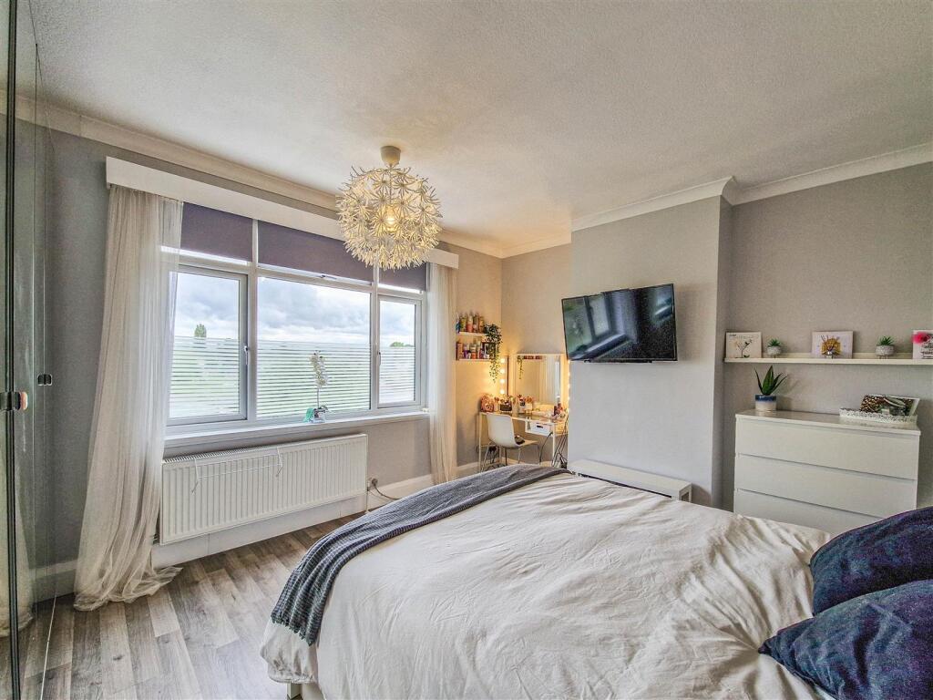 Large double bedroom