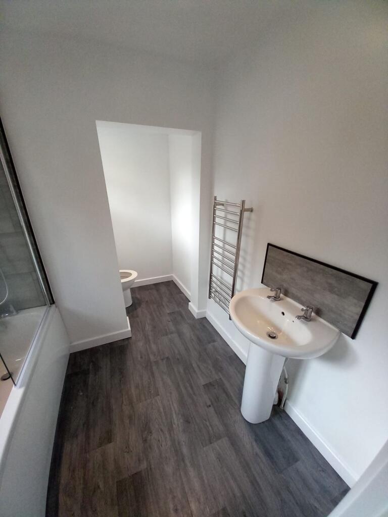A modern and well-maintained bathroom suite fea...