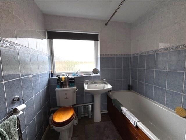 73 Richens bathroom 1