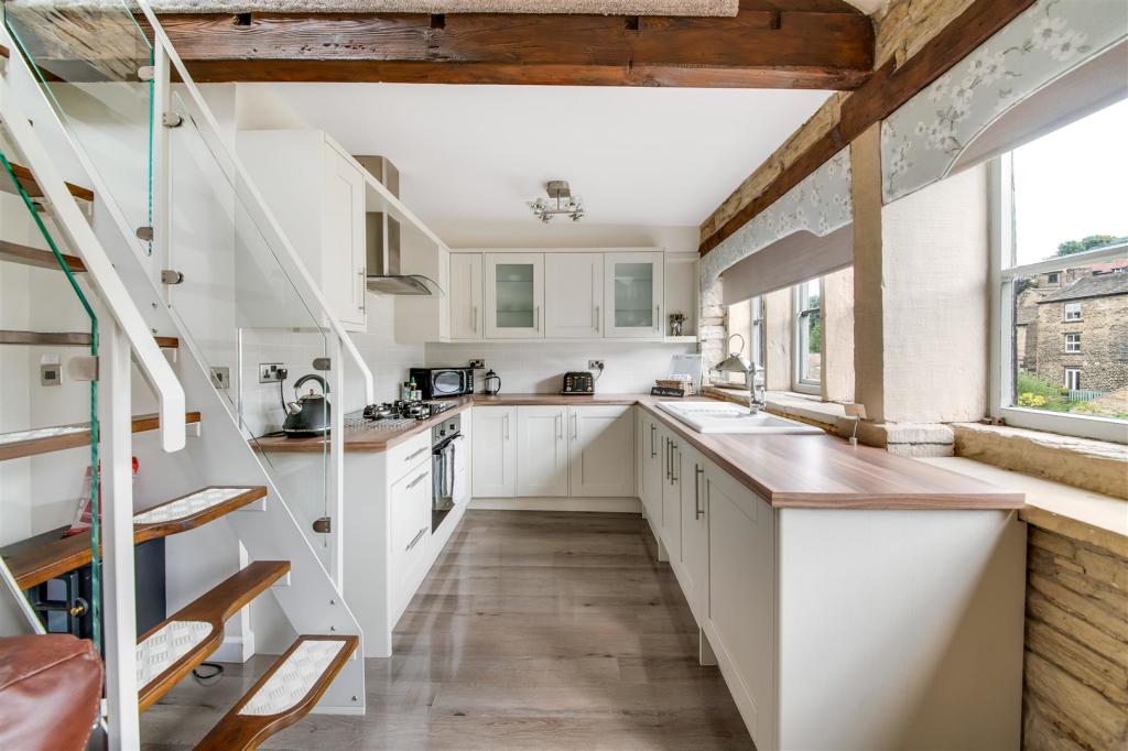 OPEN-PLAN LIVING/DINING/KITCHEN