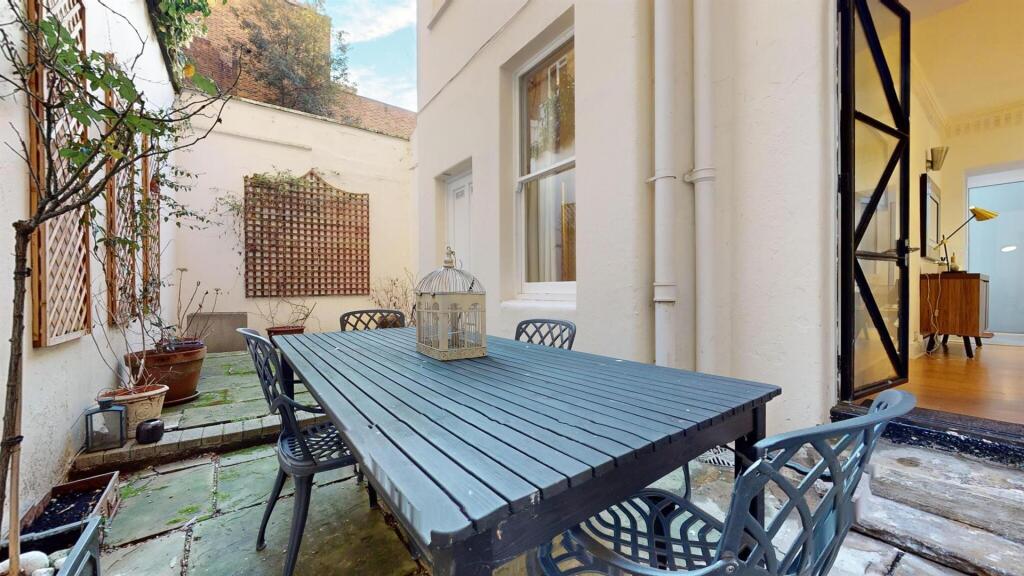 Flat 1 167 CRMaincourtyard2.jpg