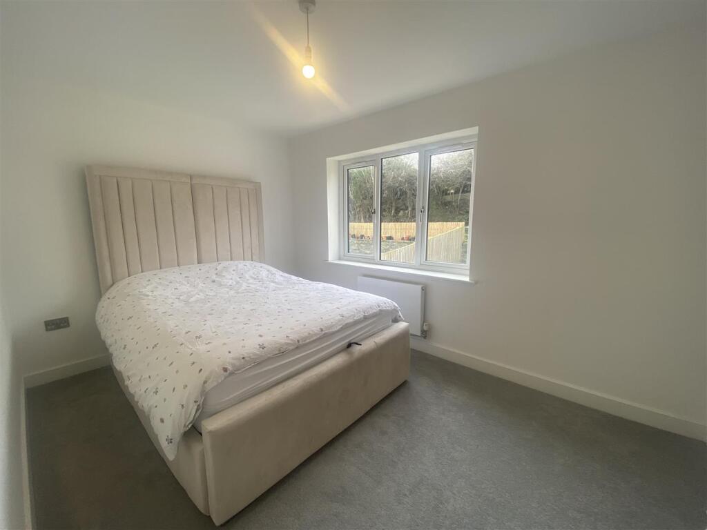 bed rear left.jpg