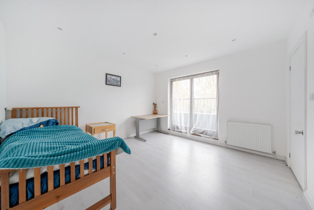 1374645-16-692dd4...