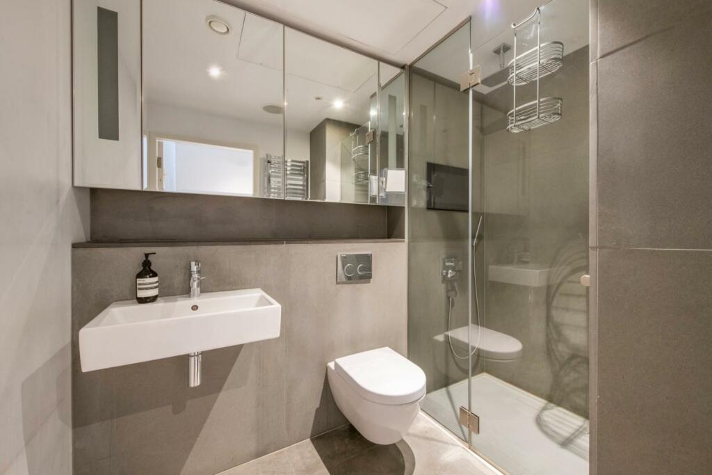 BATHROOM 2.jpg