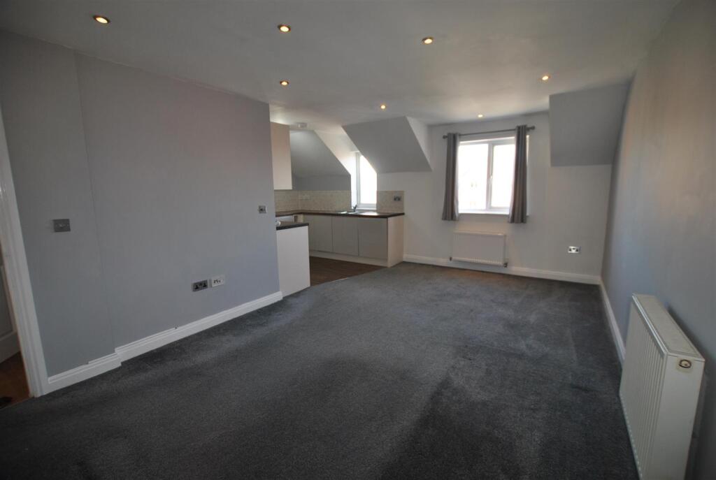 OPEN PLAN LOUNGE/KITCHEN AREA
