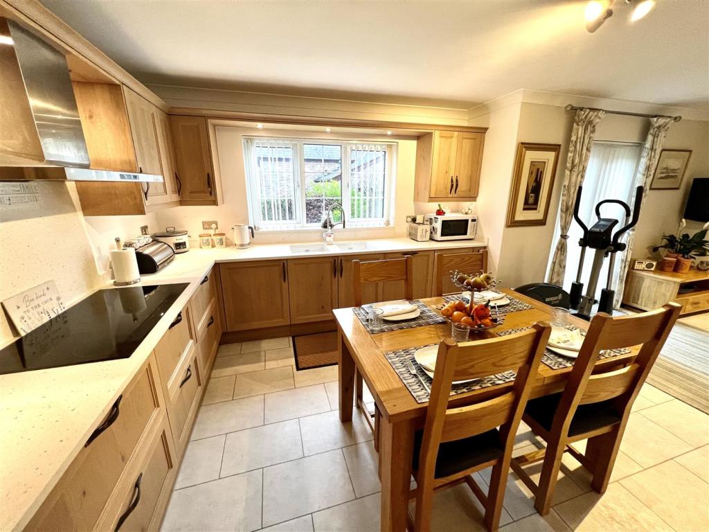 KITCHEN/BREAKFAST ROOM
