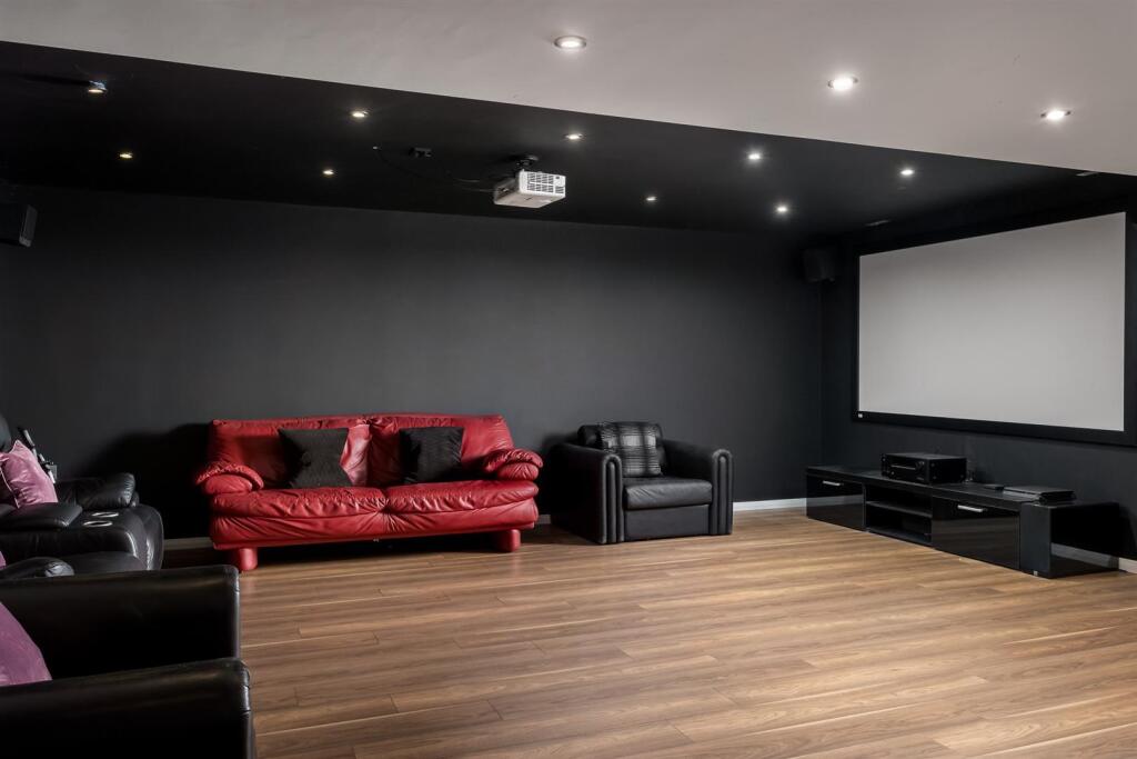 112 - Highfield House - GL54 4AA - Web.jpg