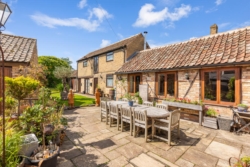 Patio &amp; Annexes