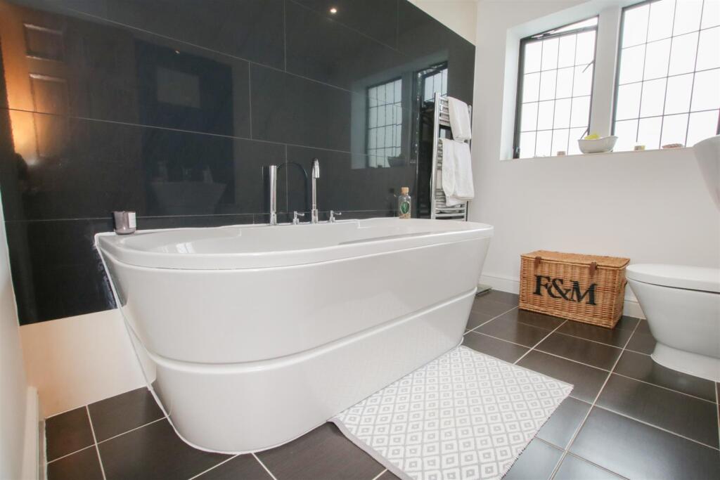 CONTEMPORARY BATHROOM