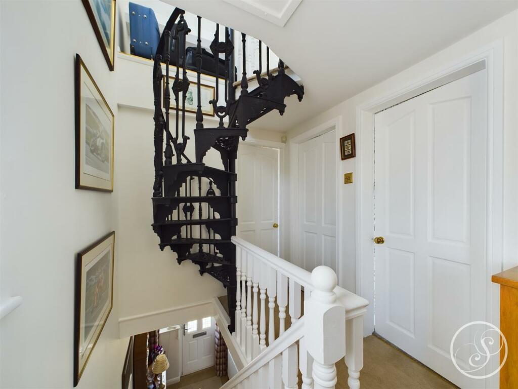 FIRST FLOOR LANDING