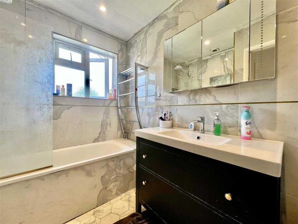 Family Bathroom/ WC