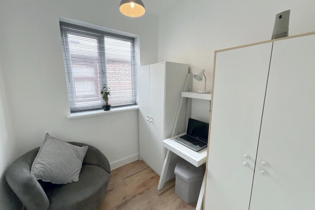 bedroom/office
