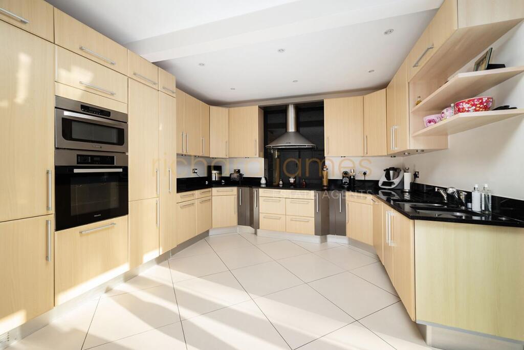 Oakleigh Gardens, Edgware, HA8