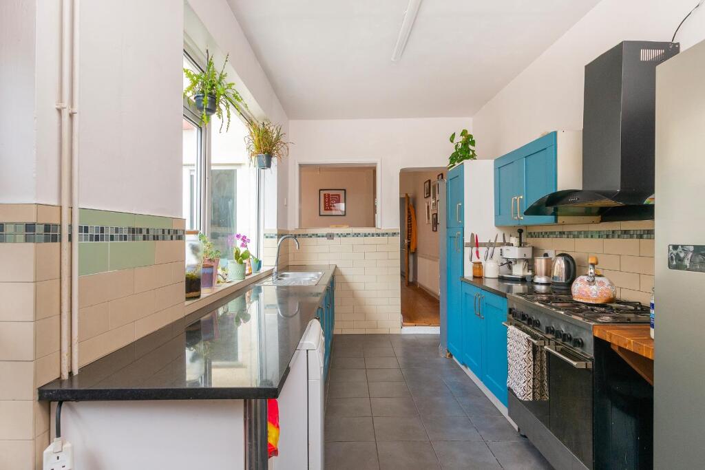 0C6REN - Kitchen D.jpg