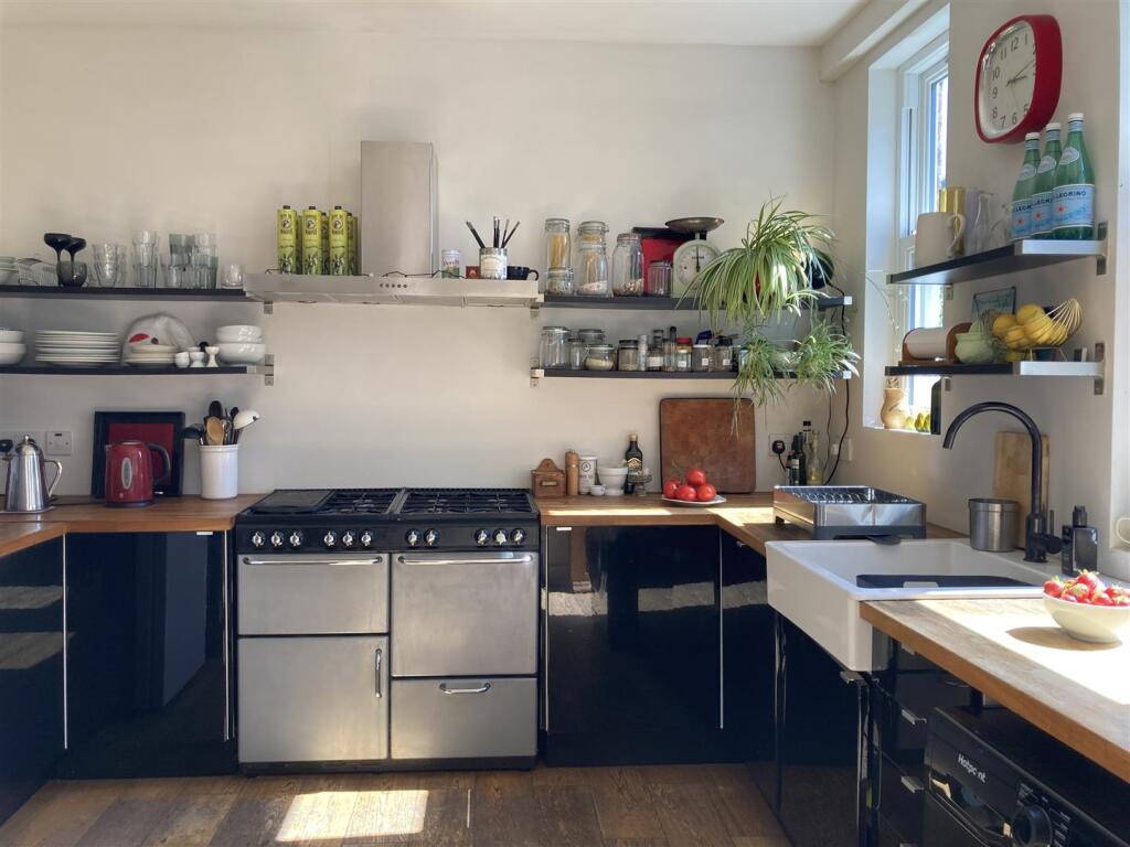 Kitchen a.jpg