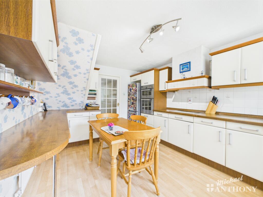 CAM02773G0-PR0304-STILL018