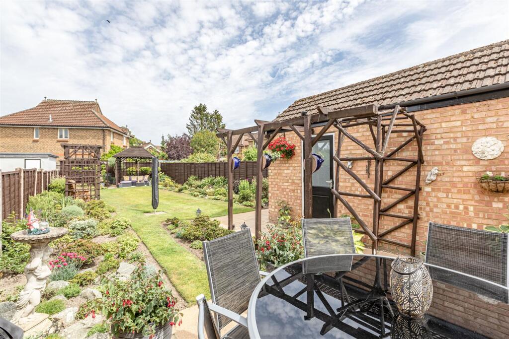 26 School Lane, Addlestone, KT15 1TB - 28.jpg