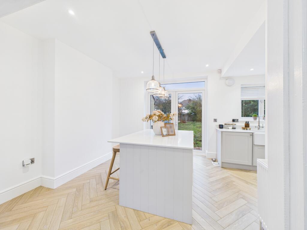 CAM04825G0-PR0226-STILL003