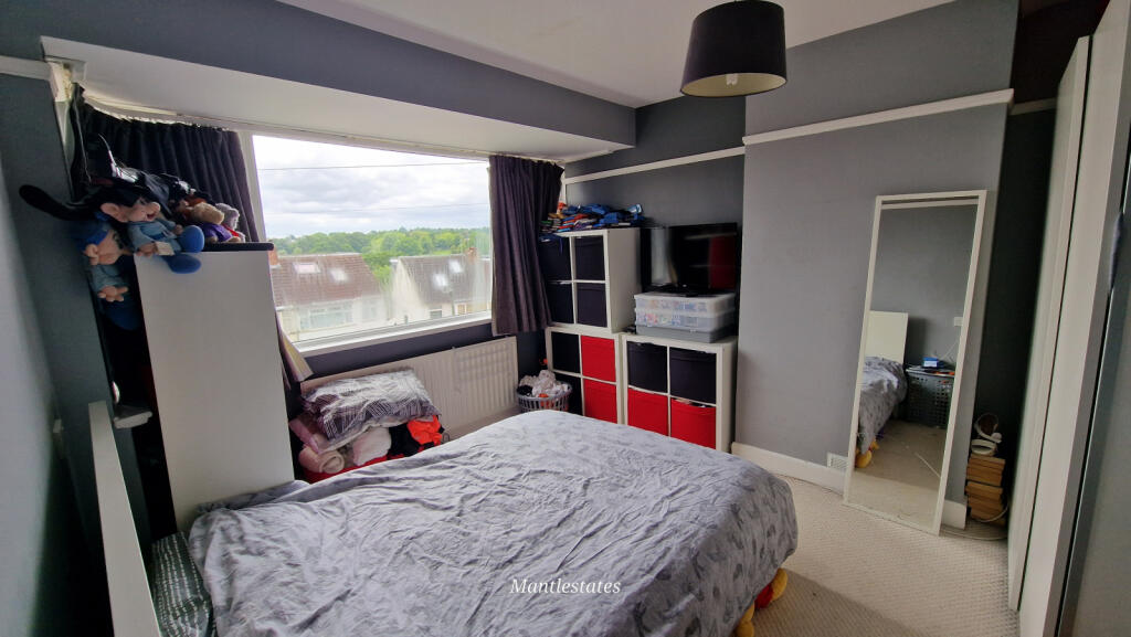 FIRST FLOOR FRONT BEDROOM