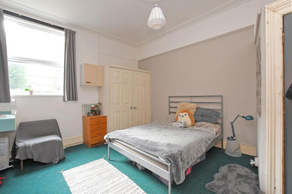 72 Harcourt Road, bedroom 1.jpg