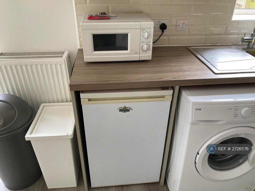 Kitchen Small Fridge / Micro Wave 