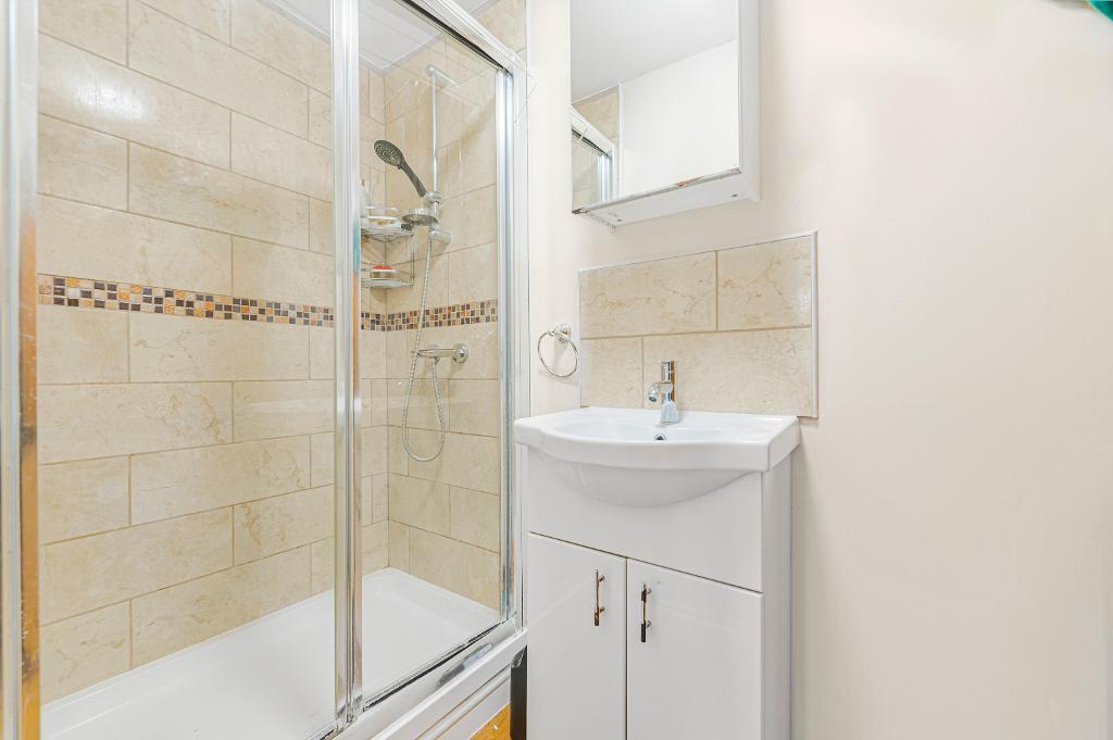 EN SUITE TO BEDROOM 5