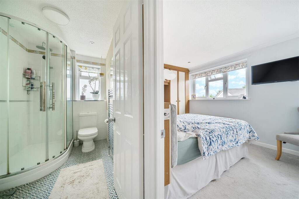 Badgers Bed 1 Shower.jpg