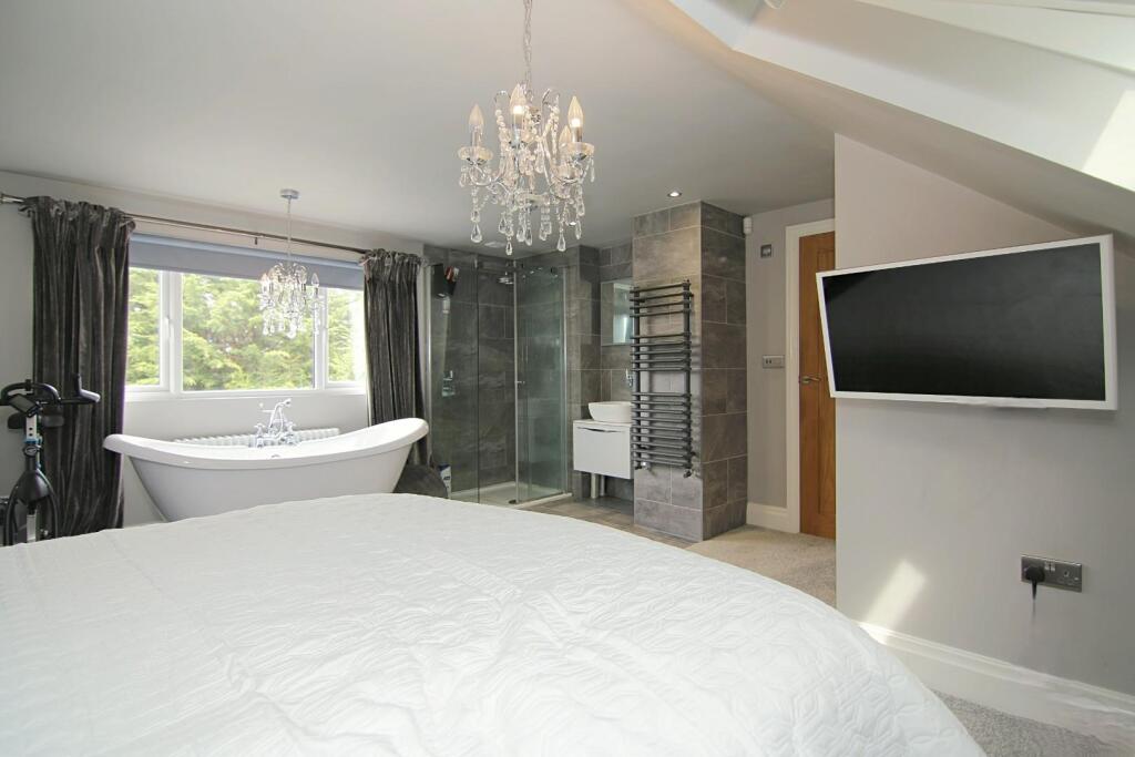 MAIN BEDROOM