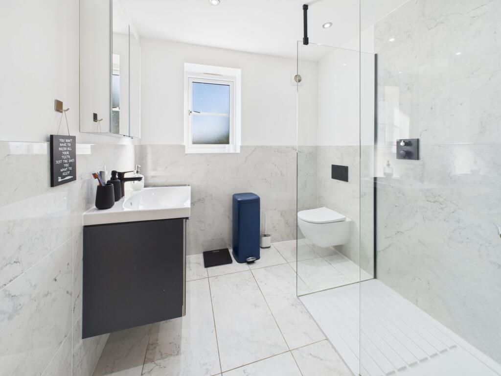 En-suite to master