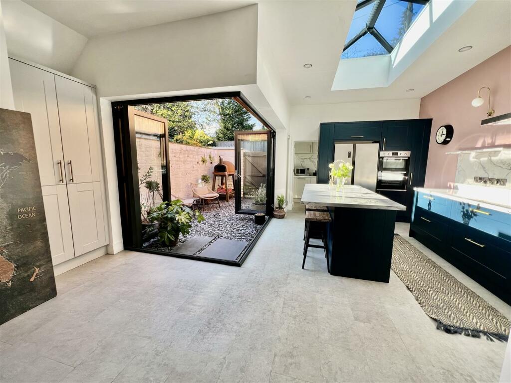 KITCHEN/BREAKFAST/SEATING AREA