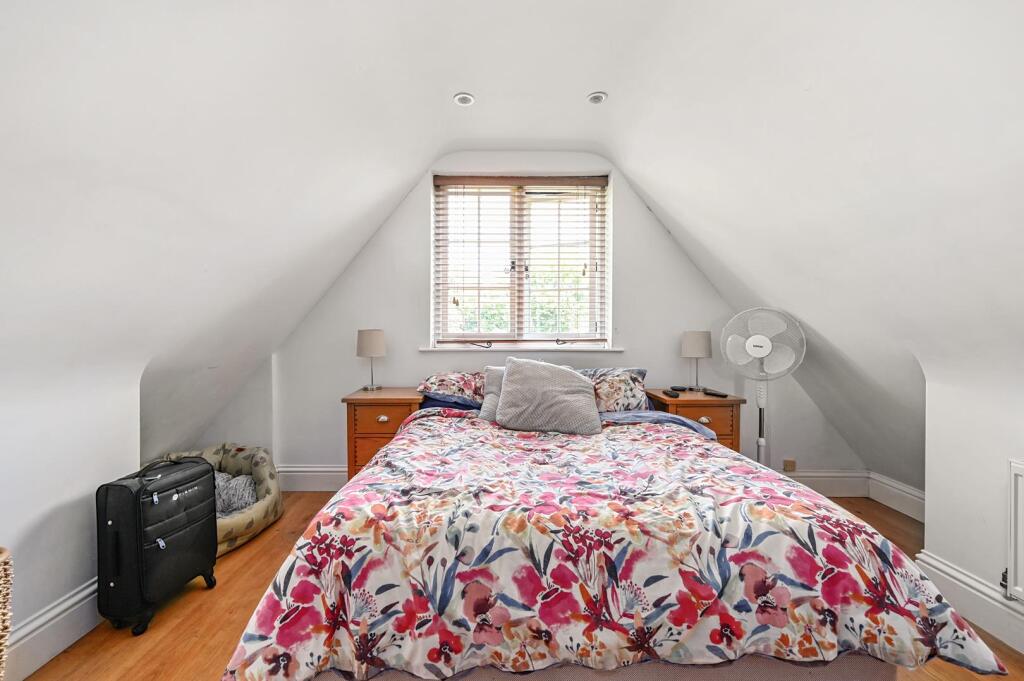 Tickham Cottage ME90HS (39).jpg