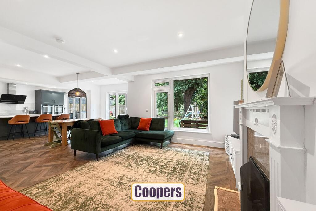 Open plan family room/kitchen