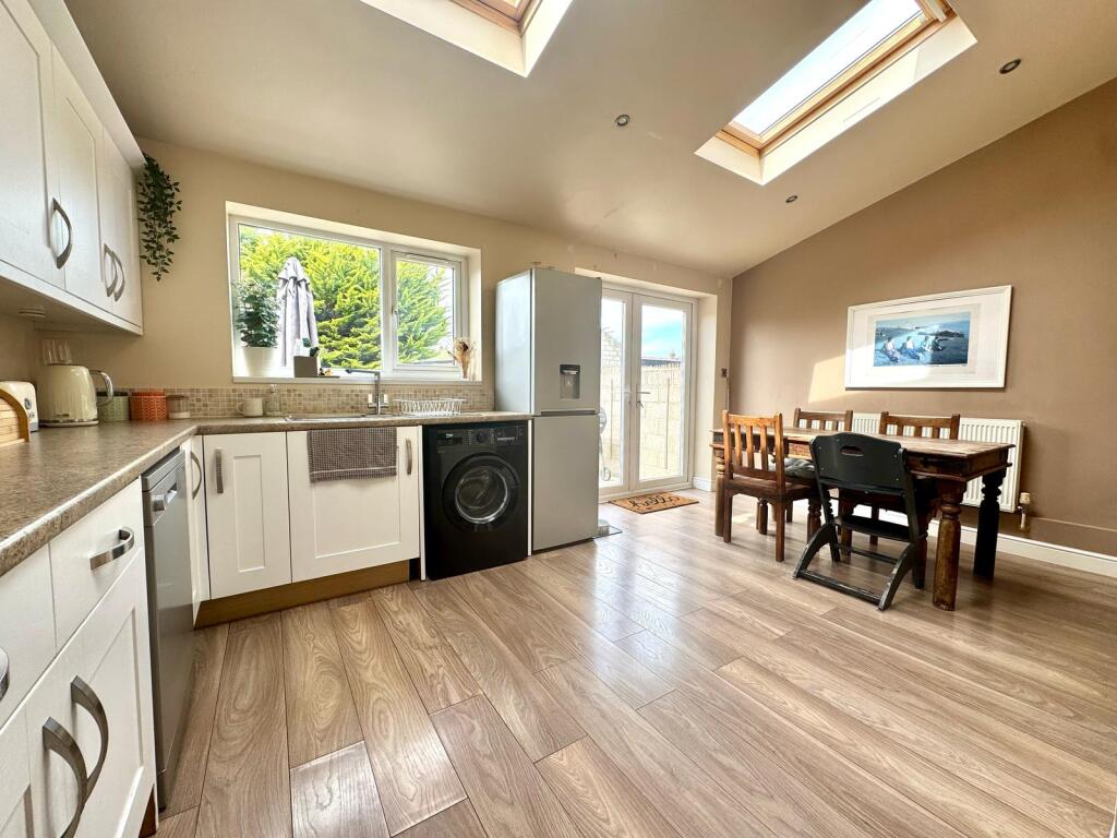 Kitchen / Dining Area