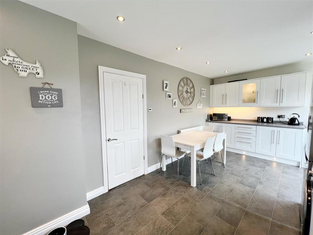 Kitchen pic 2.jpg