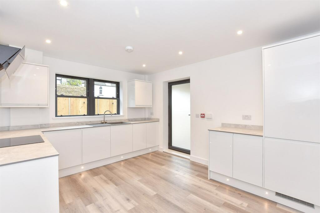 Flat 1 kitchen.jpeg