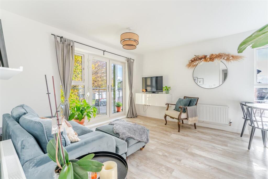 12 Strawberry drive Yatton_-32.jpg