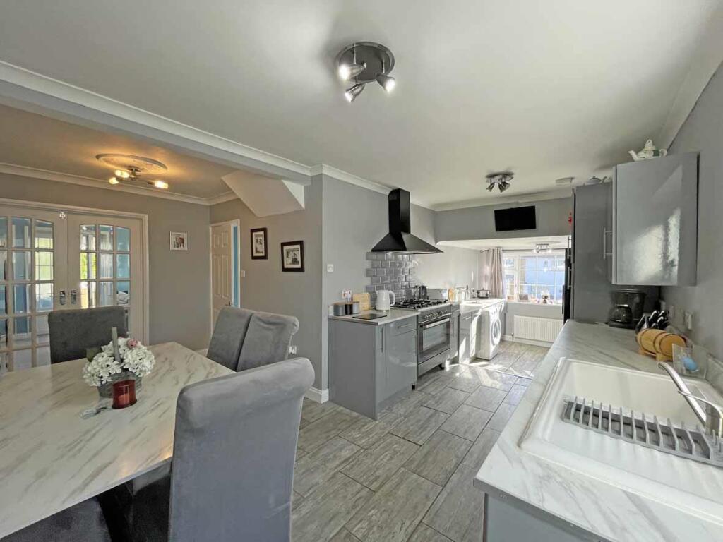 Drax Gardens 23 Kitchen Dining Room Front.......jp