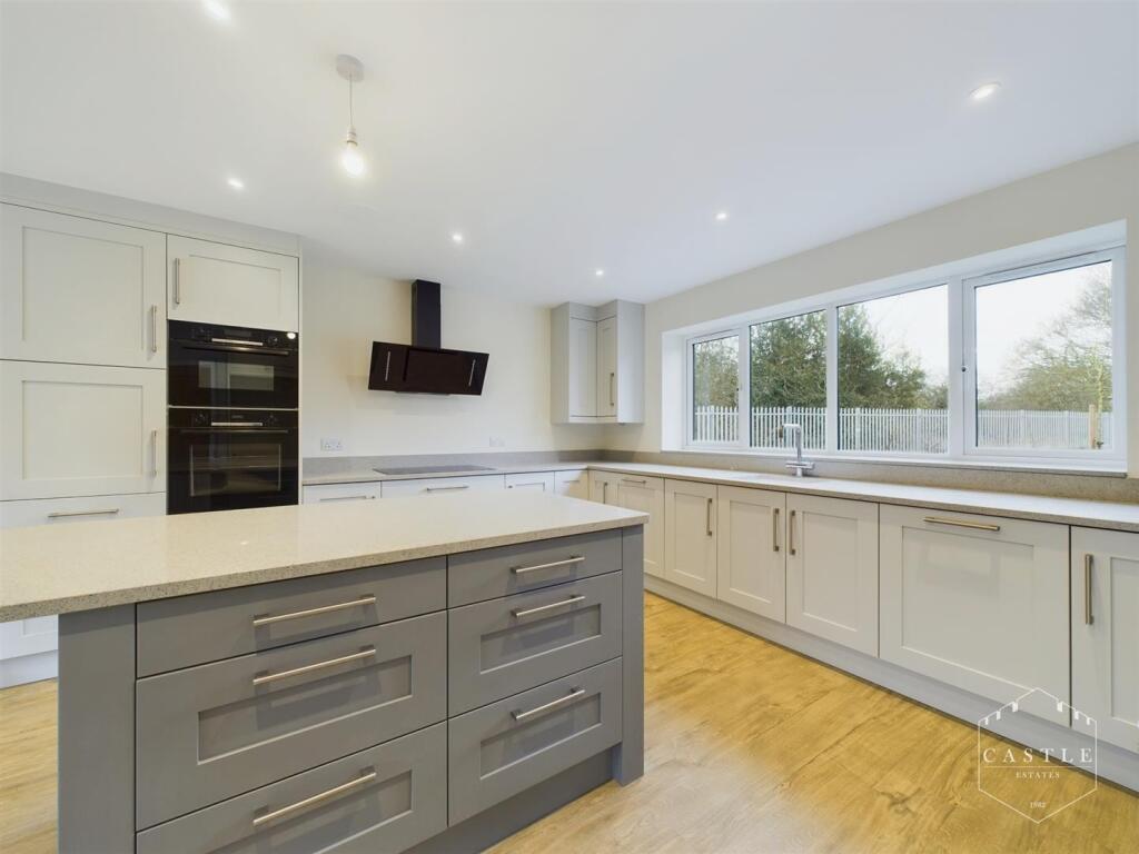 STUNNING OPEN PLAN LIVING / KITCHEN / DINING ROOM