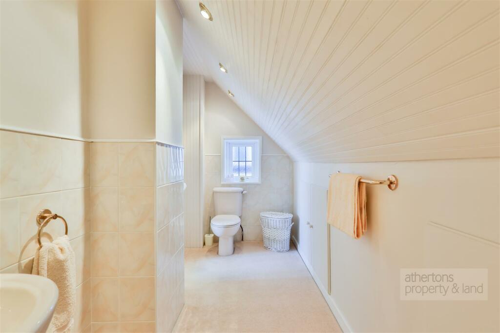 Beacon Holme - En Suite (2).jpg