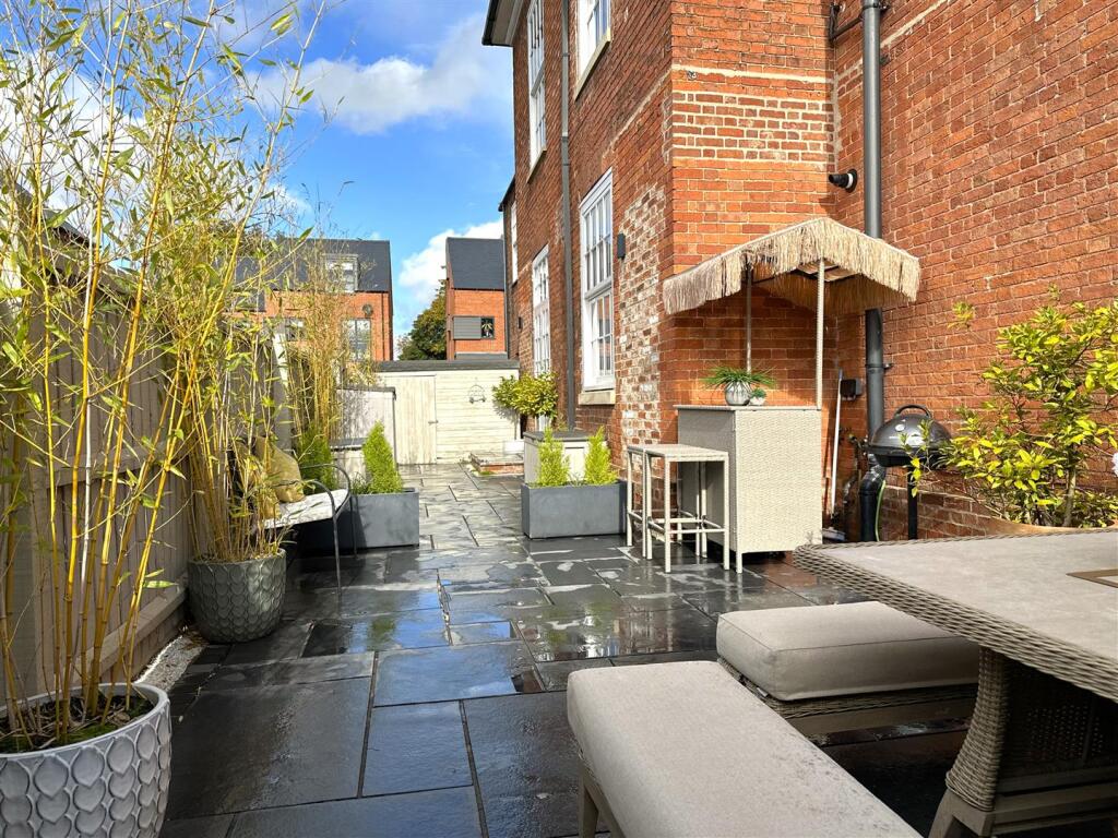 Enclosed Garden 898
