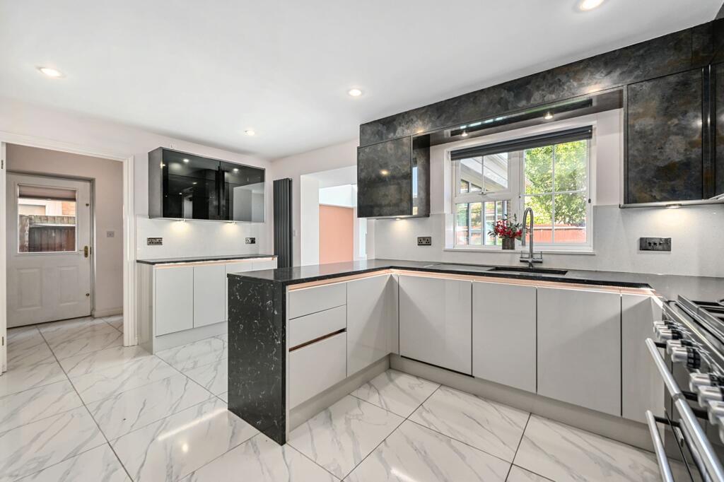 Kitchen/ Breakfast Room