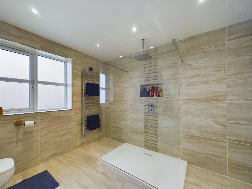 En-Suite To Master Bedroom
