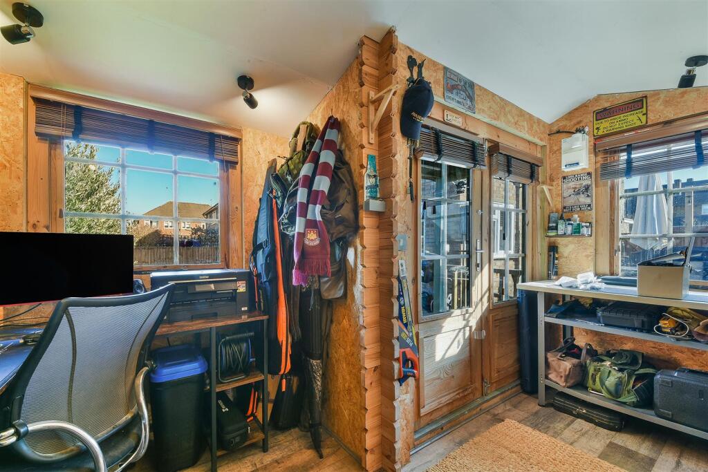 SALTASH CLOSE, 6- (20).jpg